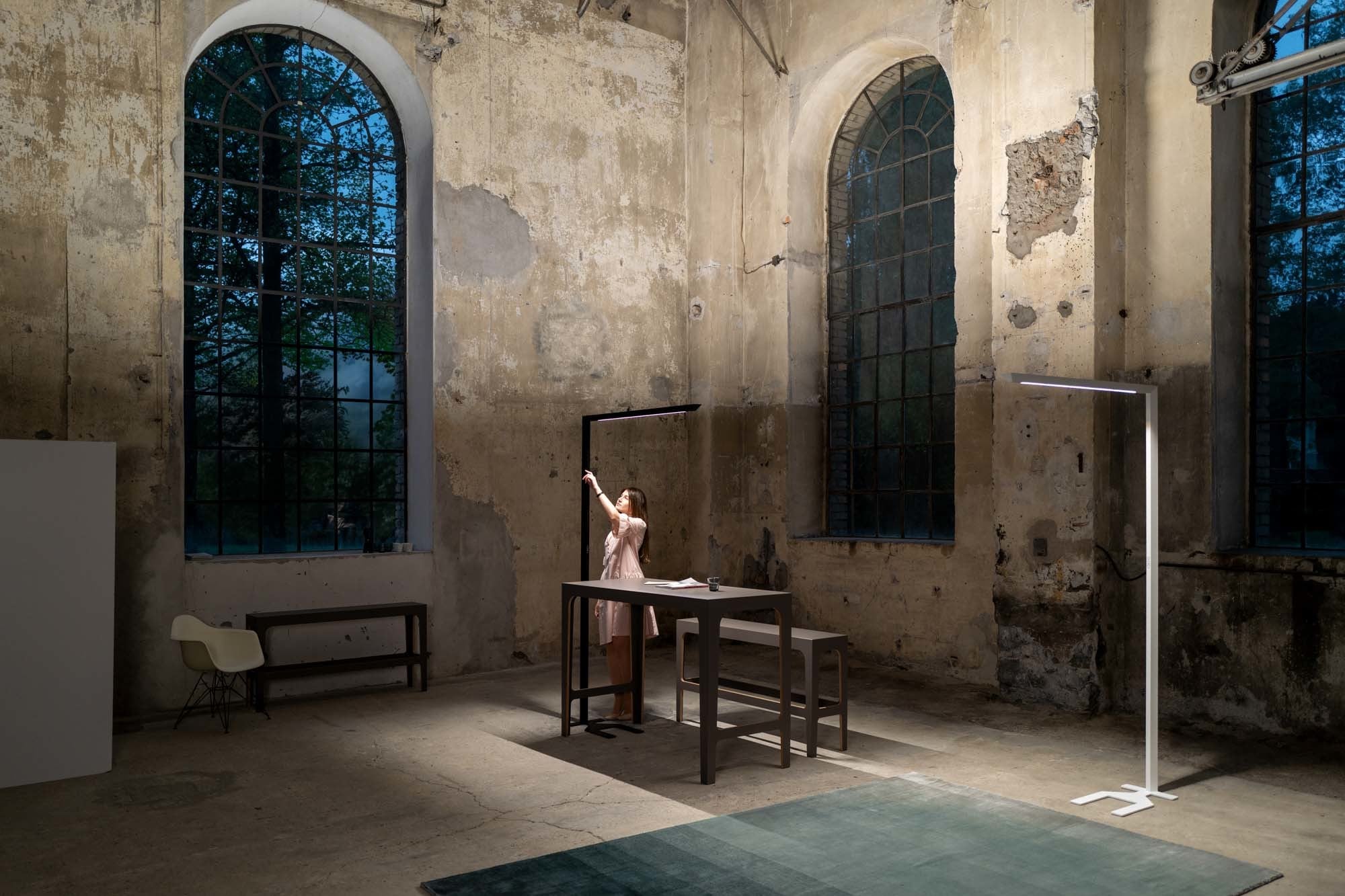 Die Skena-Stehleuchte von Zumtobel sorgt mit ihrem schlanken Profil und hohem indirekten Lichtanteil für eine gleichmäßige, blendfreie Ausleuchtung von Arbeitsplätzen.