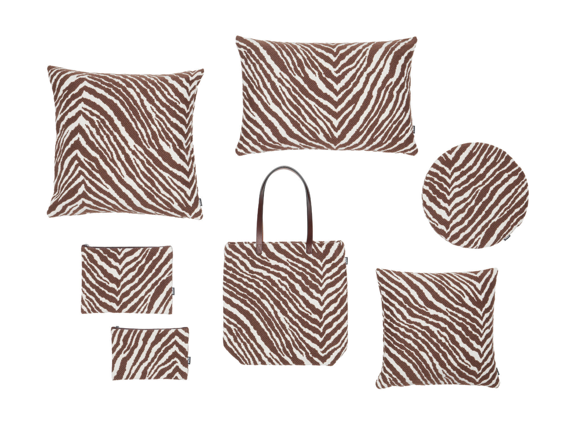 Kissen, Taschen und Sitzauflagen: Die neue braun-weiße Variante des Zebra-Stoffs wird auch für verschiedene Wohnaccessoires verwendet.