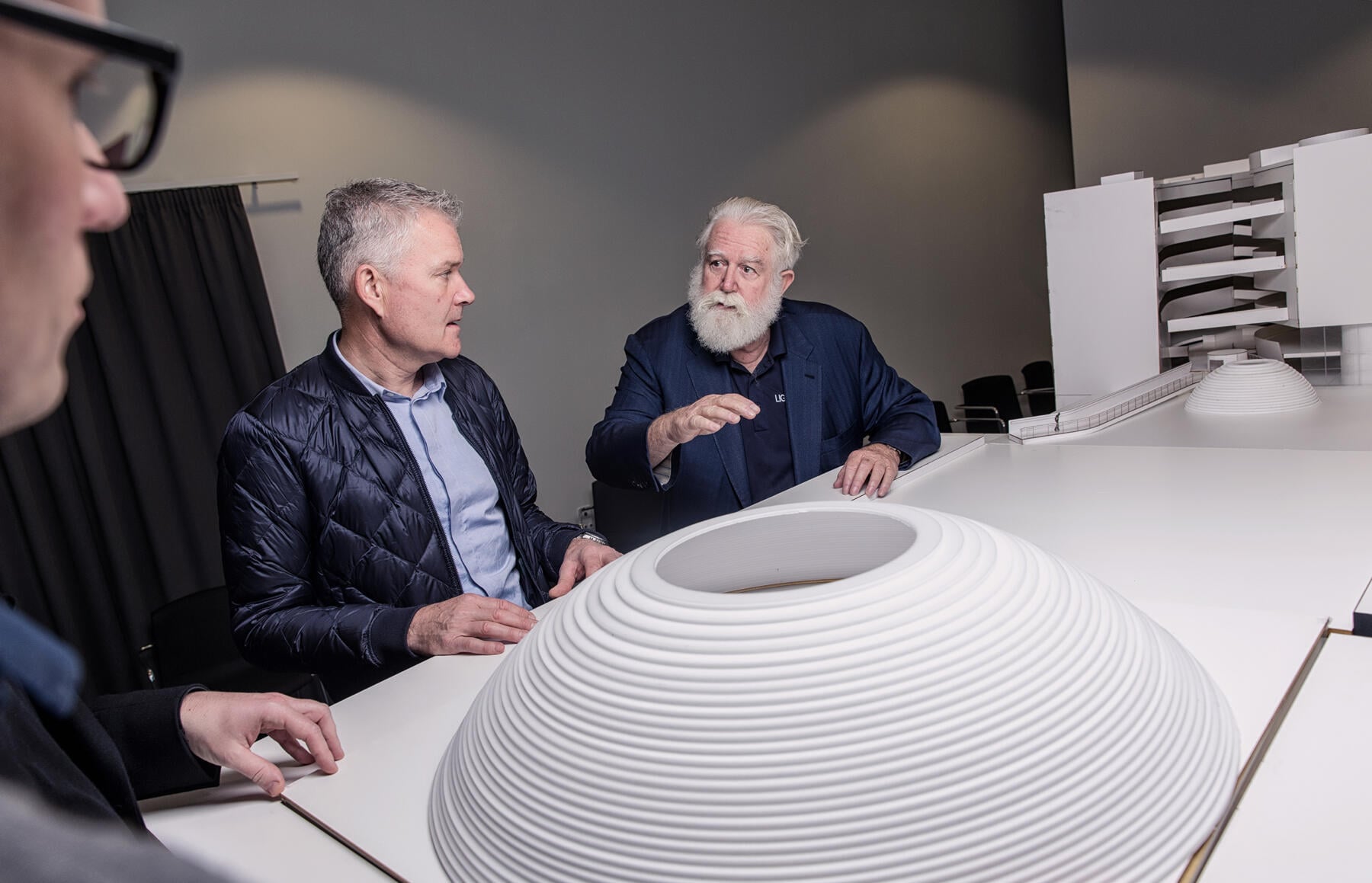 James Turrell und Morten Schmidt am Modell der ARoS-Erweiterung „The Next Level“
