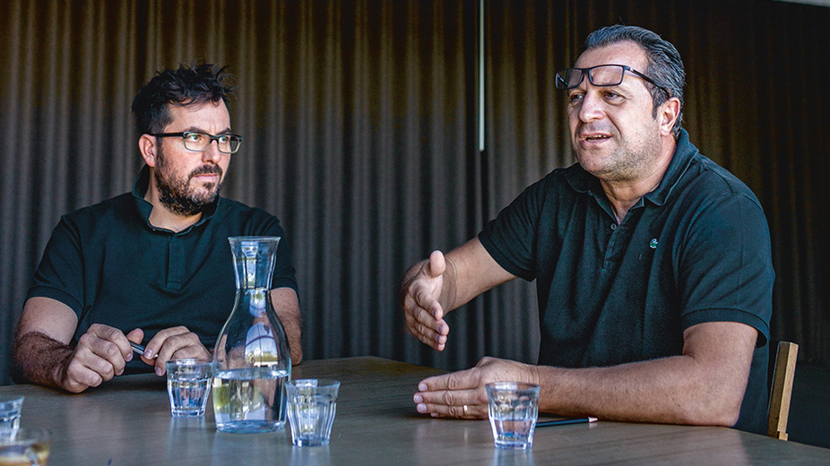 Aurel Aebi (right) and Reto Ulrich in conversation with Dorothea Scheidl-Nennemann. Photo André Bolliger