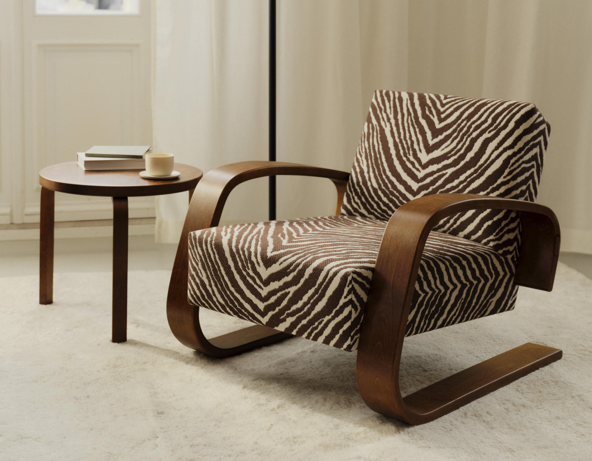 Die neue Farbvariante des Zebra-Stoffs in Braun und Weiß auf dem Sessel 400 „Tank“ von Alvar Aalto