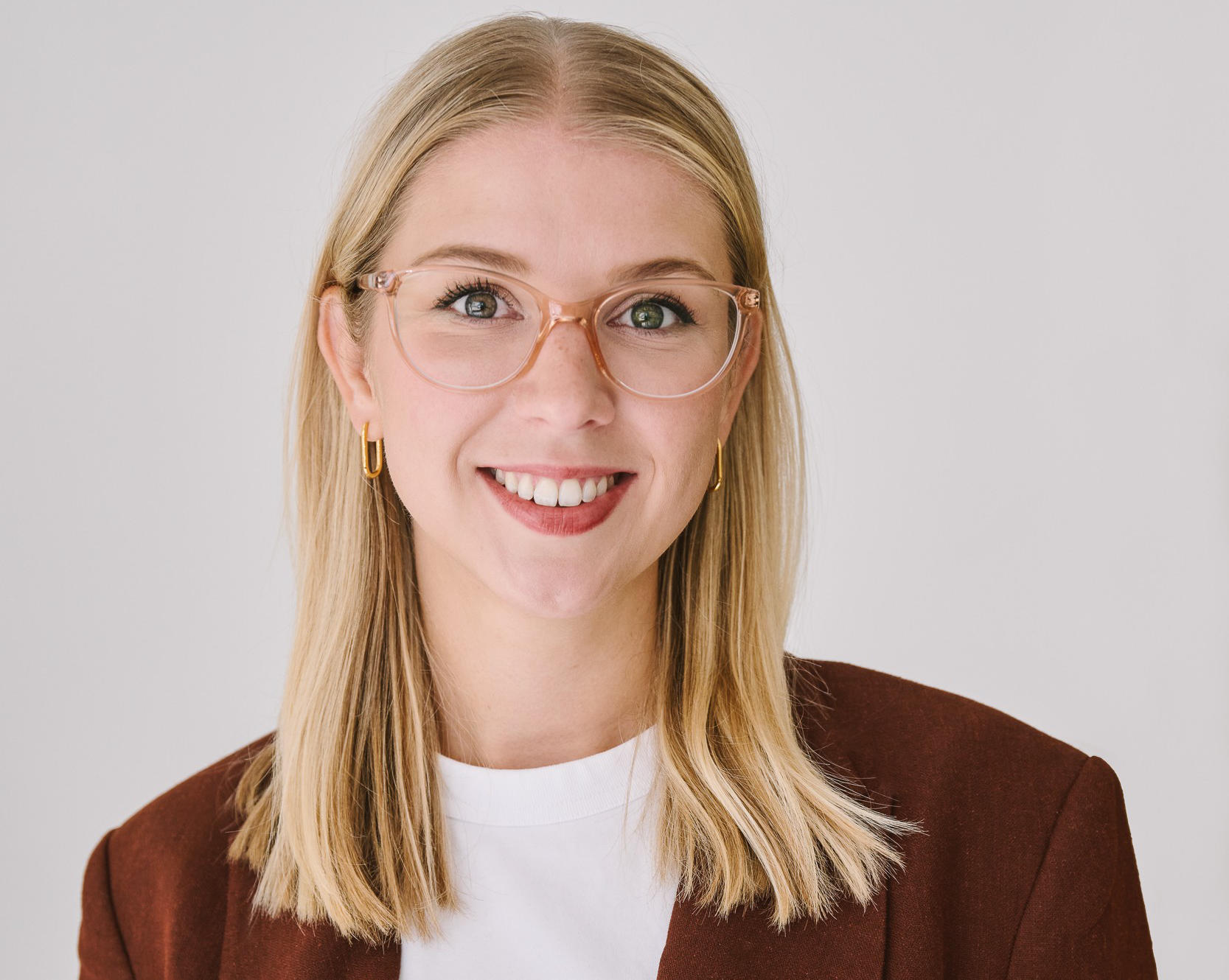 Johanna Rybak sucht Ihre Fragen zu den Herausforderungen nachhaltiger Innenarchitektur in der Praxis.