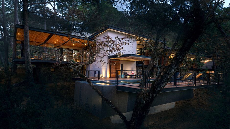 Auf den Pfaden des <i>Mid Century</i> wandelt der mexikanische Architekt Gerardo Broissin mit einem Wohnhaus für eine Familie in Avandaro. Der beschauliche Ort liegt im Umland von Valle de Bravo, einer 25.000-Einwohner-Stadt rund 150 Kilometer südwestlich von Mexiko City. Bekanntheit hat Avandaro längst nicht nur mit dem alljährlich stattfindende Festival <i>Rock y Ruedas</i> erlangt, sondern ebenso mit unberührter Natur und zahlreichen Wasserfällen. Auf den Pfaden des Mid Century wandelt der mexikanische Architekt Gerardo Broissin mit einem Wohnhaus für eine Familie in Avandaro. Der beschauliche Ort liegt im Umland von Valle de Bravo, einer 25.000-Einwohner-Stadt rund 150 Kilometer südwestlich von Mexiko City. Bekanntheit hat Avandaro längst nicht nur mit dem alljährlich stattfindende Festival Rock y Ruedas erlangt, sondern ebenso mit unberührter Natur und zahlreichen Wasserfällen.