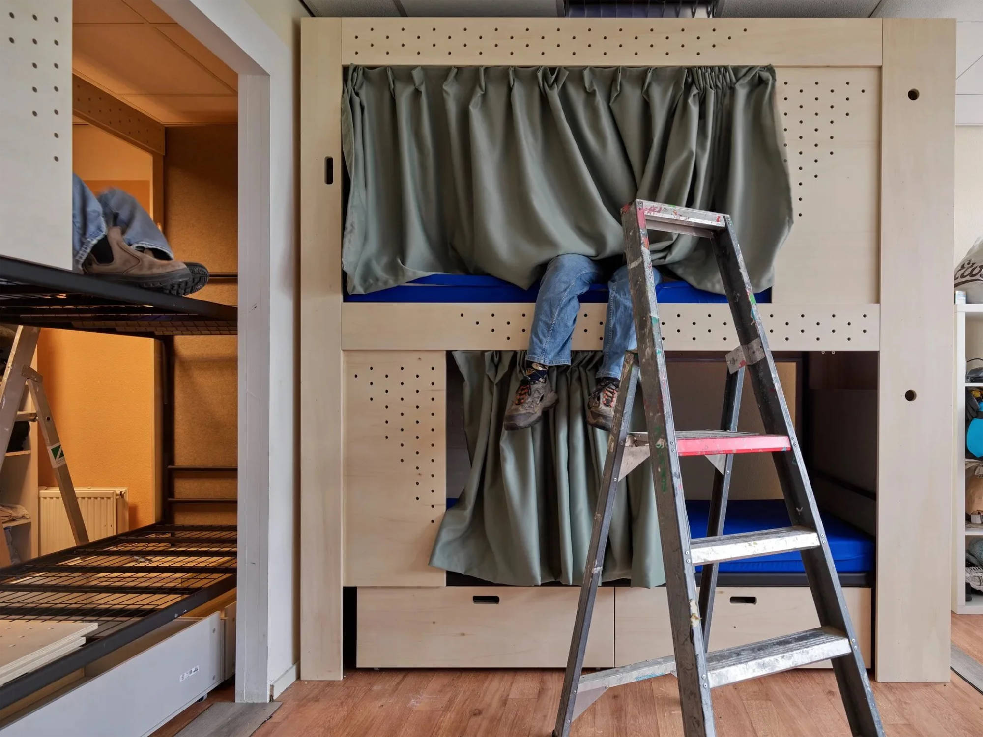 Der Pavillon De Wachtkamer auf dem Ketelhuisplein thematisierte die niederländische Flüchtlingspolitik und verband Architektur mit sozialem Design.