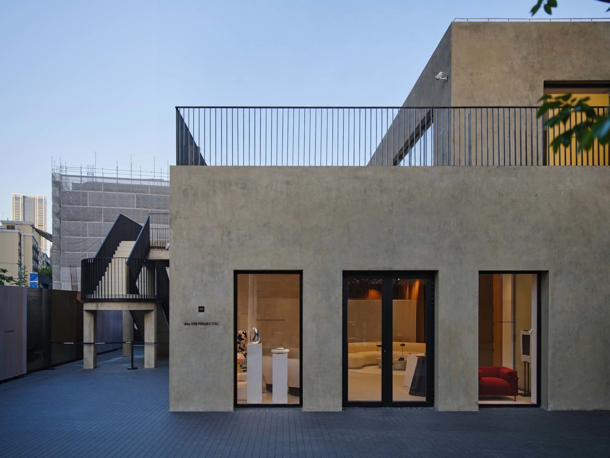 Der zweigeschossige Neubau ergänzt ein historisches Lagerhaus im Kultur- und Lifestyle-Distrikt am Suzhou Creek in Shanghai. Für den Händler doz.IOIII Project(s) entwickelte Studio Budde einen Showroom für europäische Designmarken.