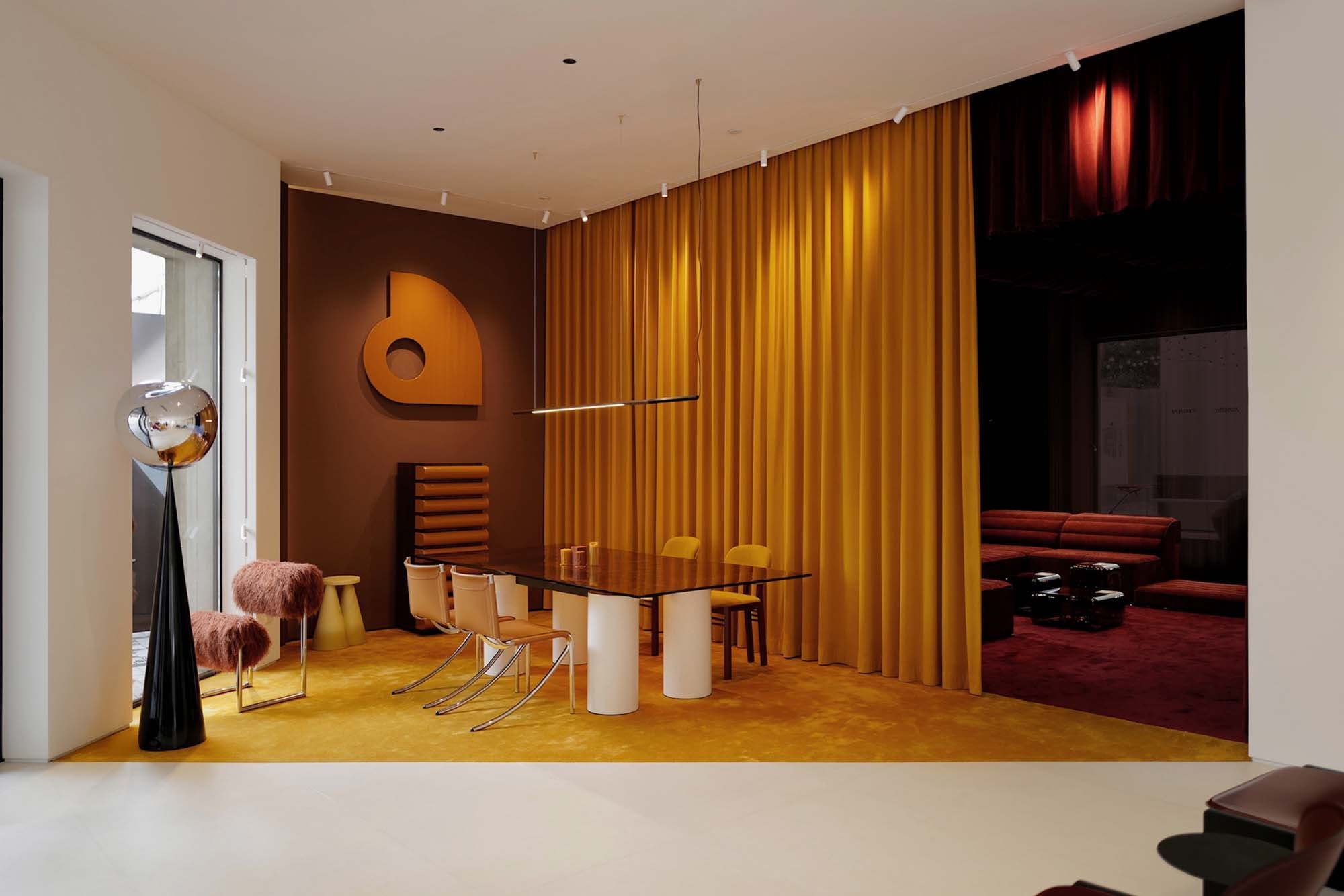 Studio Budde gestaltete für den Händler doz.IOIII Project(s) einen 500 Quadratmeter großen Showroom in Shanghai, der den Möbelhandel als räumliche Erfahrung inszeniert.