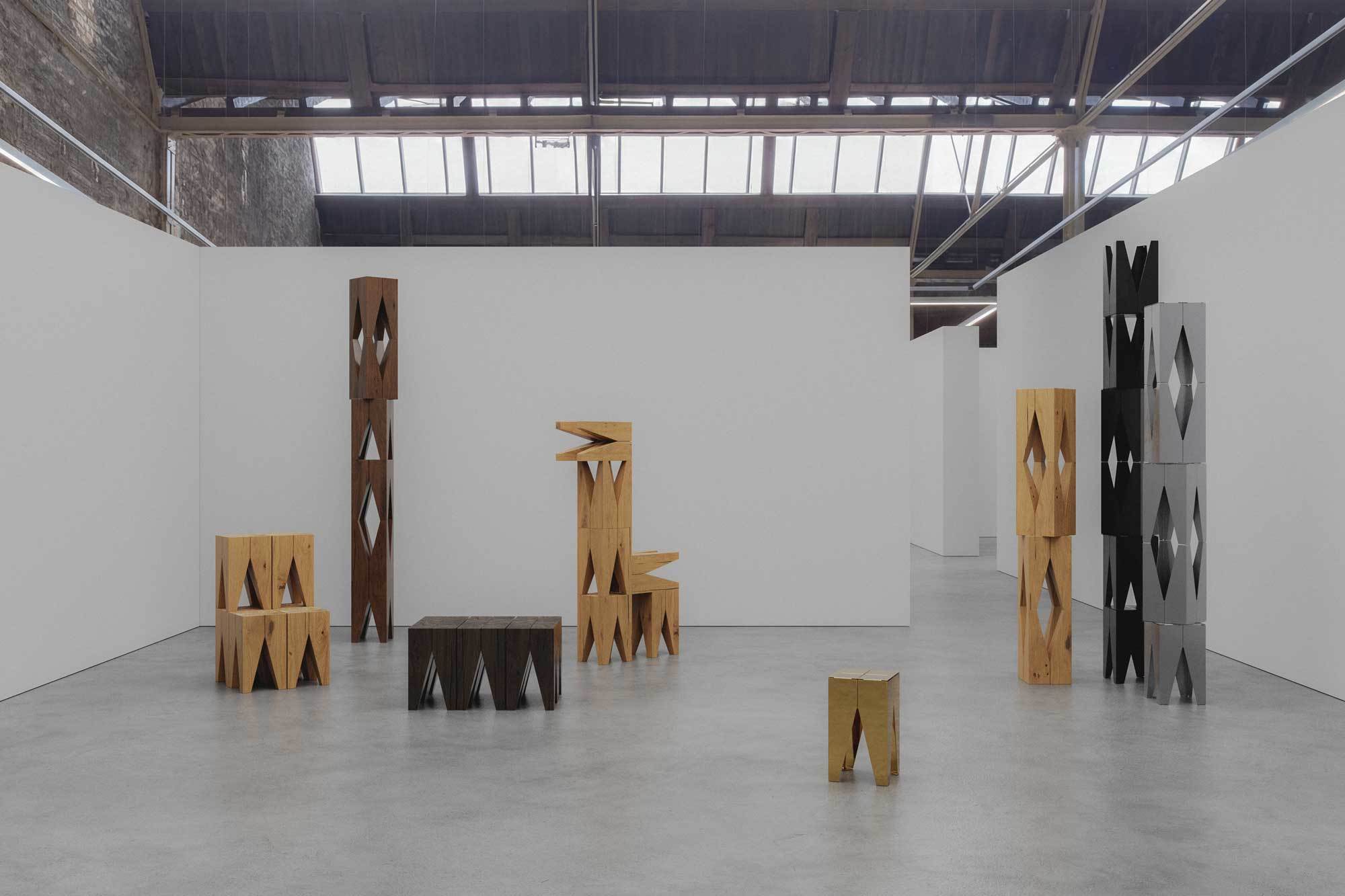 Der 1996 von Architekt und e15-Mitbegründer Philipp Mainzer entworfene Backenzahn aus Massivholz gilt heute als Designklassiker.