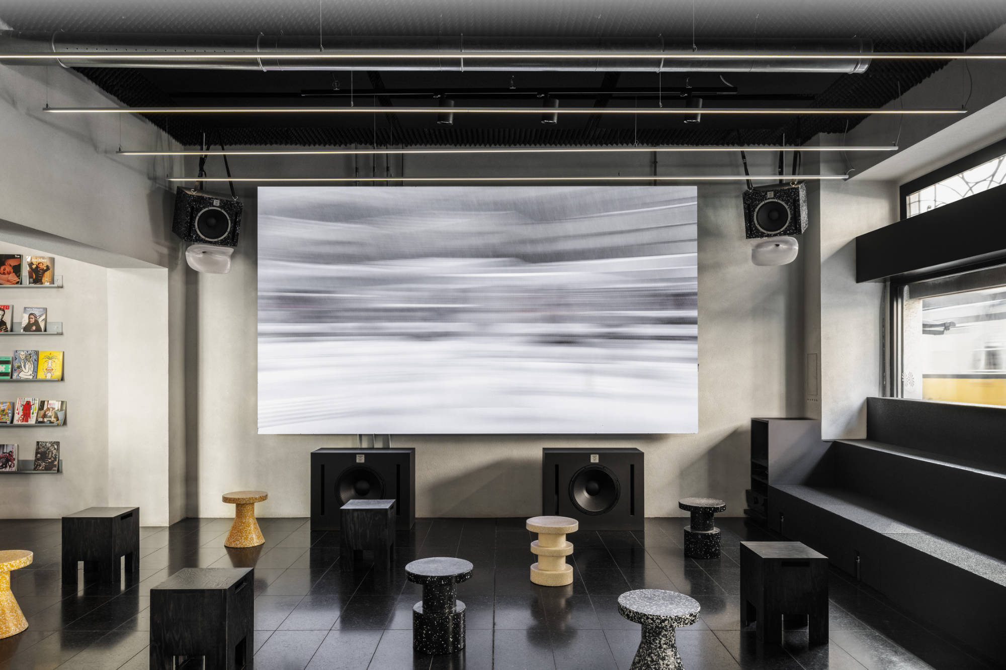 Studio Wok gestaltete die Section80 Bar als multifunktionalen Ort für Filmabende, Lesungen und Partys. Studio Wok gestaltete die Section80 Bar als multifunktionalen Ort für Filmabende, Lesungen und Partys.