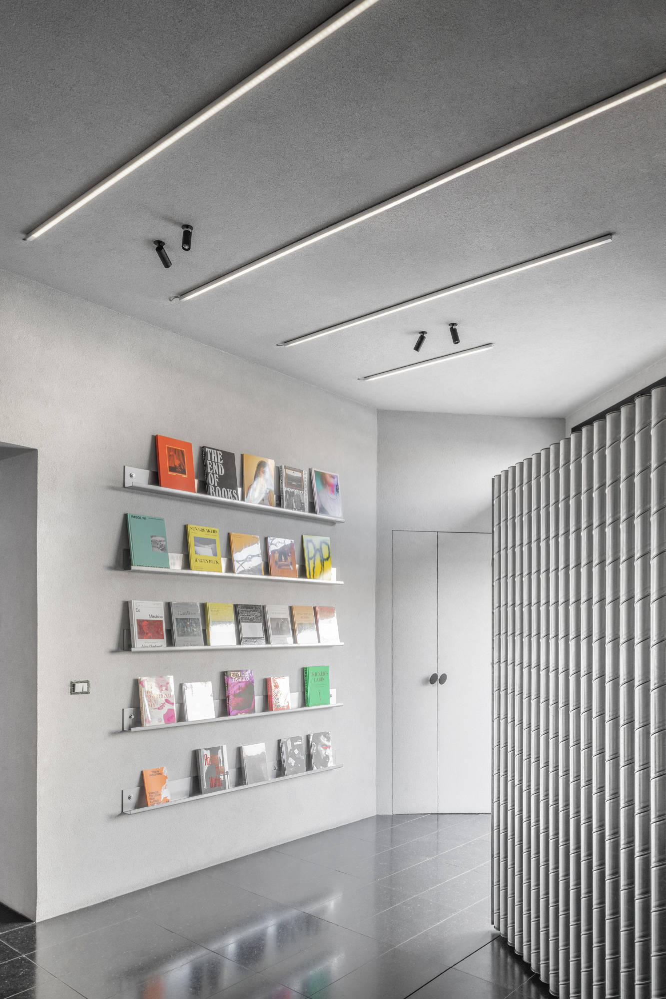 Über eine kleine Bibliothek ist die Section80 Bar mit einem weiteren Eingang verbunden.