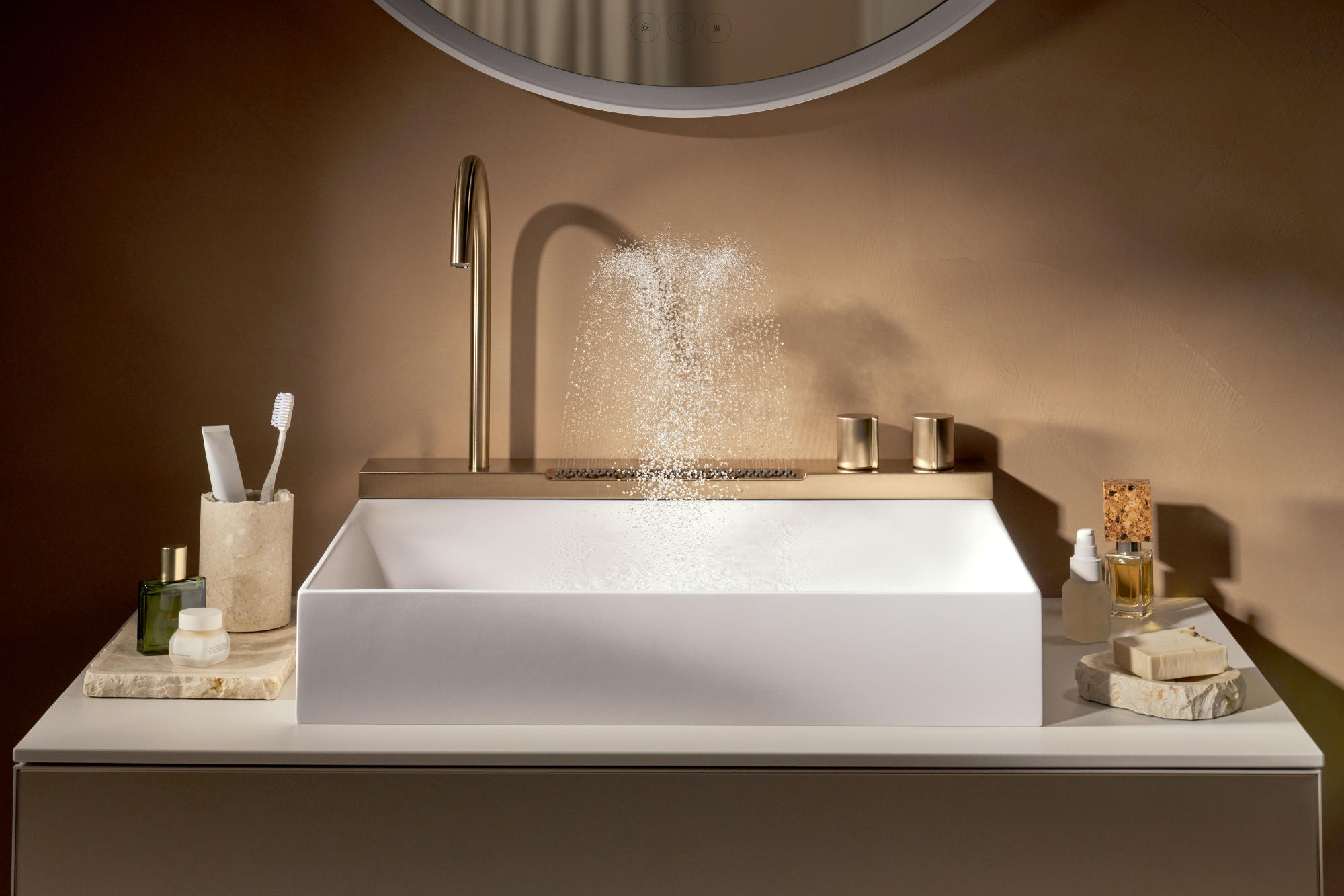 Bei der Avalegra AquaUnit von Hansgrohe strömen die Tropfen wahlweise aus einer länglichen Düsenreihe.