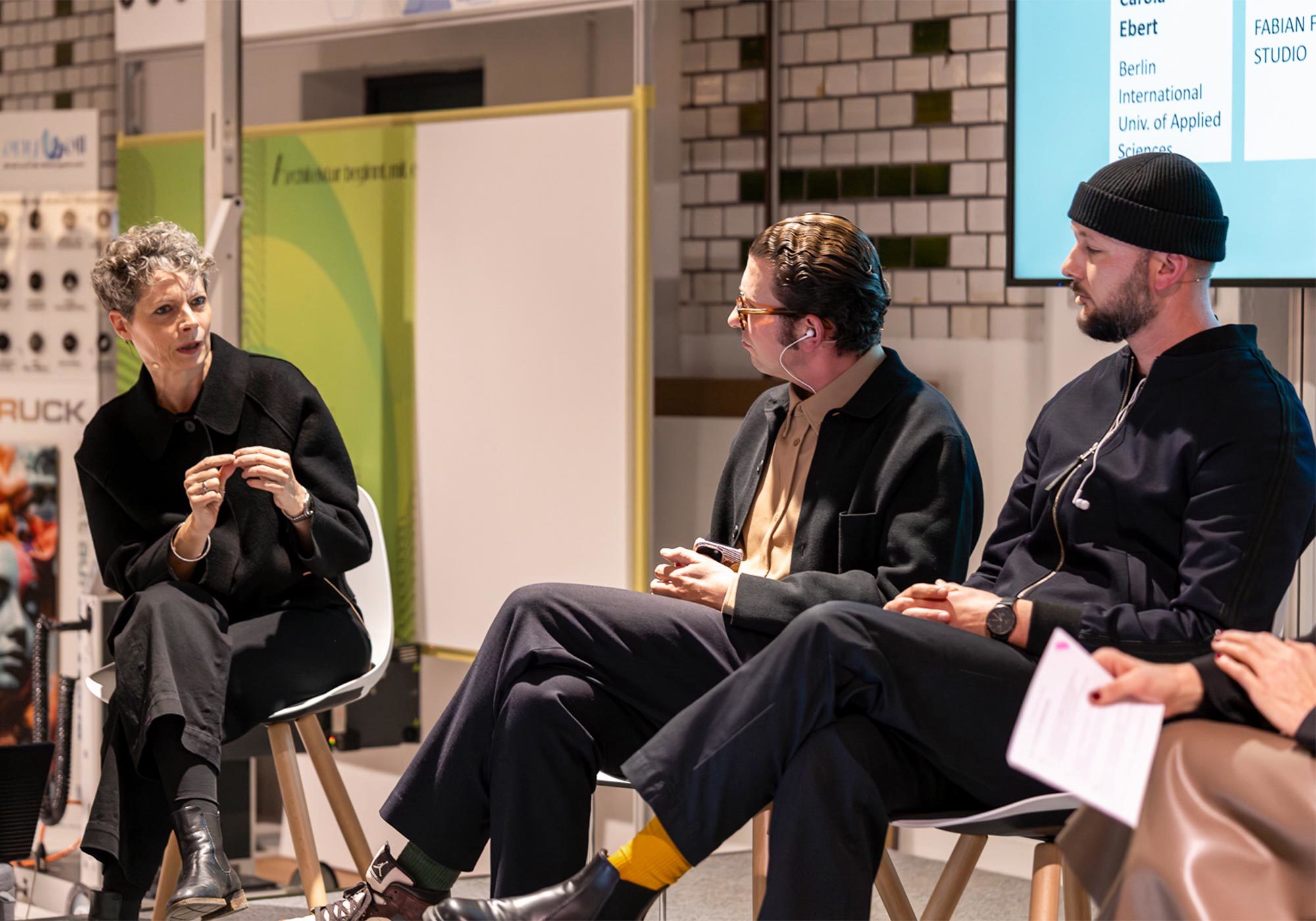 Diskussionspanel auf der GREENTERIOR-Bühne mit Dr. Carola Ebert (BIU), Fabian Freytag und Konstantin Thomas (Sedus)