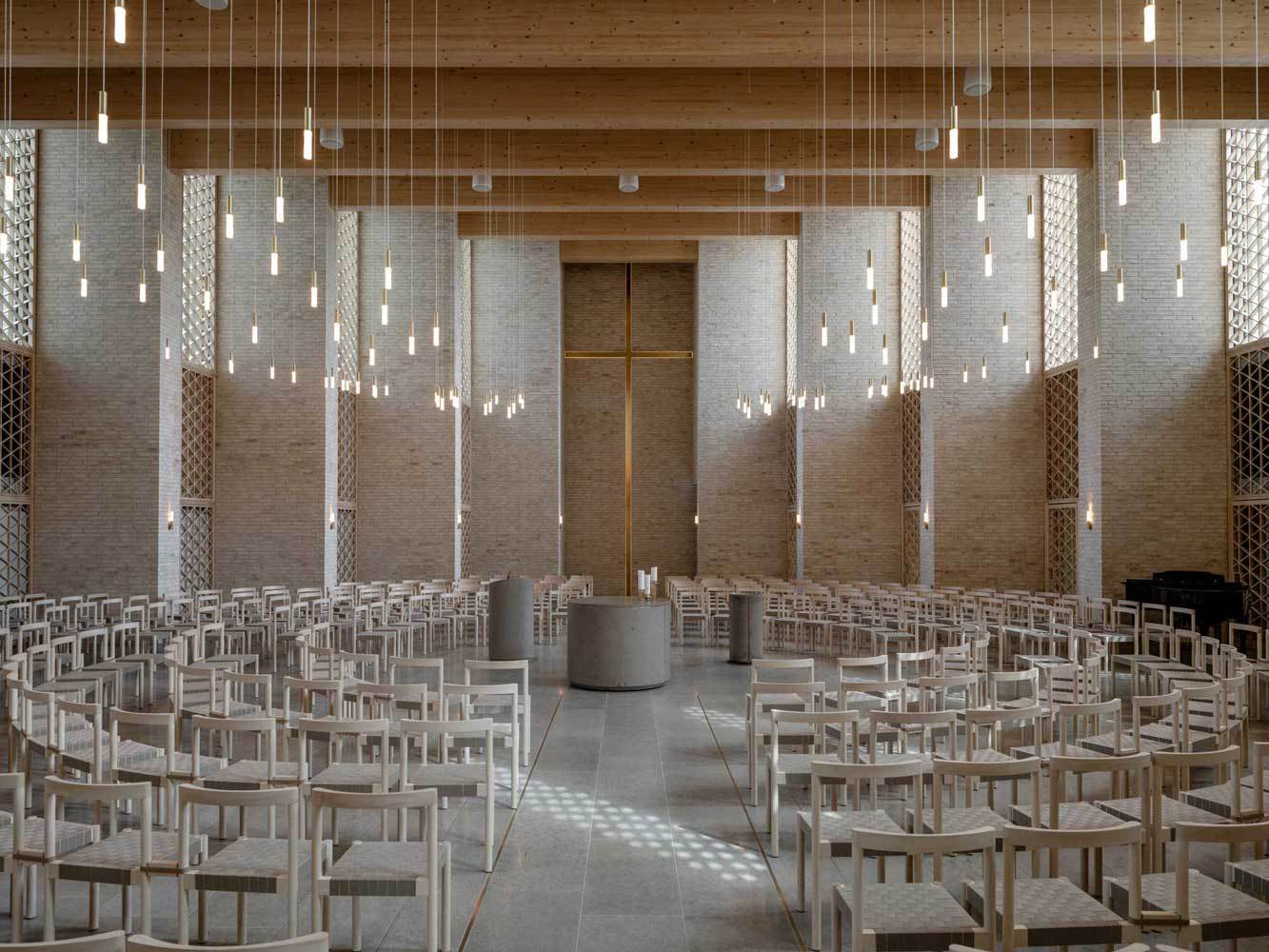 Das dänische Architekturbüro Henning Larsen schafft im Osten von Jütland ein inklusives Kirchengebäude – die dänische Bautradition immer im Blick. Das dänische Architekturbüro Henning Larsen schafft im Osten von Jütland ein inklusives Kirchengebäude – die dänische Bautradition immer im Blick.