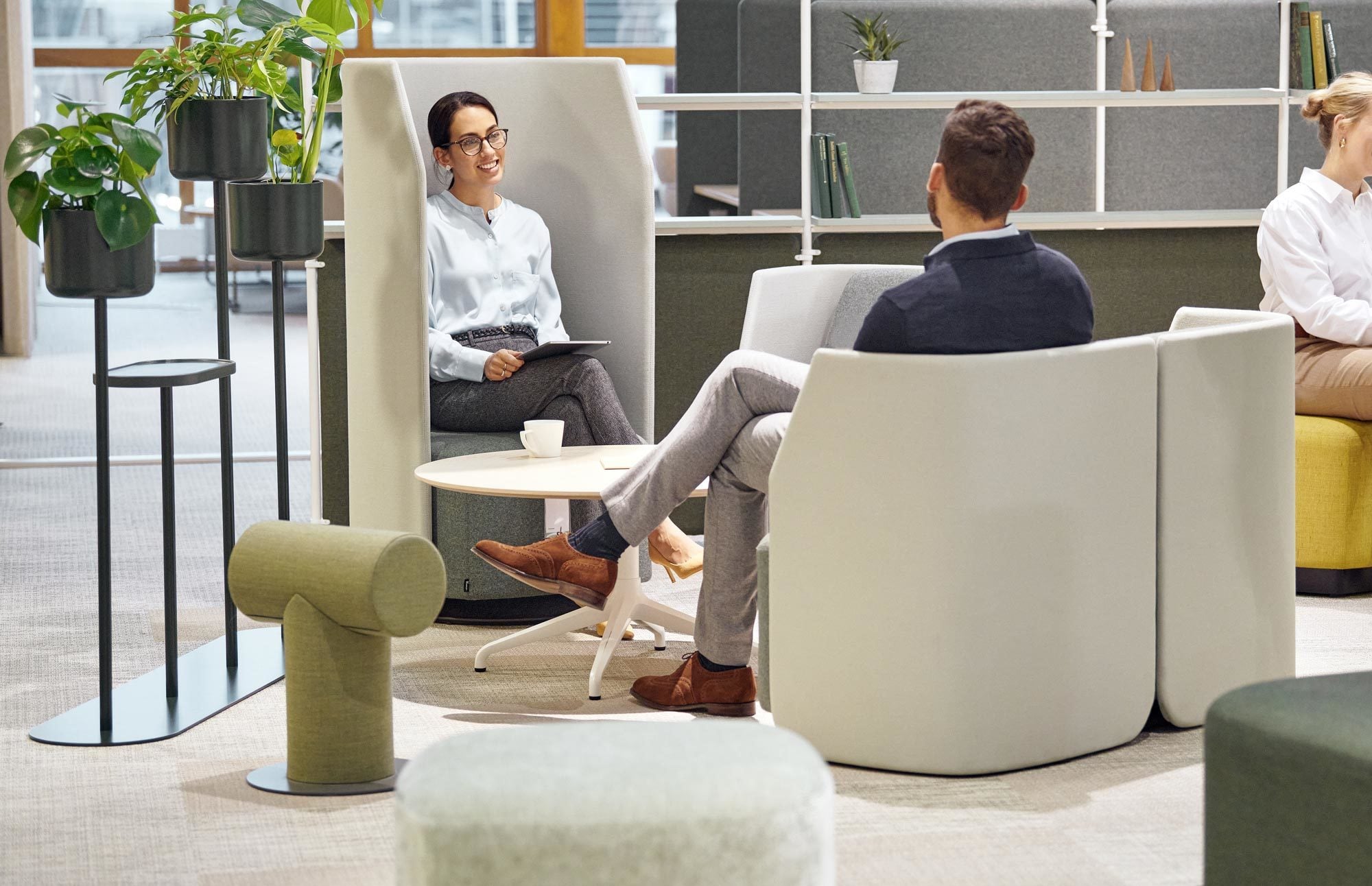 Gemütliche Möbel eignen sich für Coaching und Mentoring beim Upskilling.