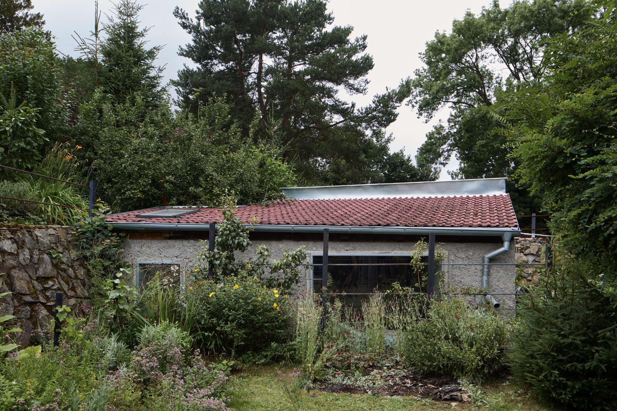 Aus dem ehemaligen Schweinestall entstand im tschechischen Panoší Újezd ein einfaches Sommerhaus, das Bestand, Beton und Eigenleistung zu einer zirkulären Architektur verbindet.