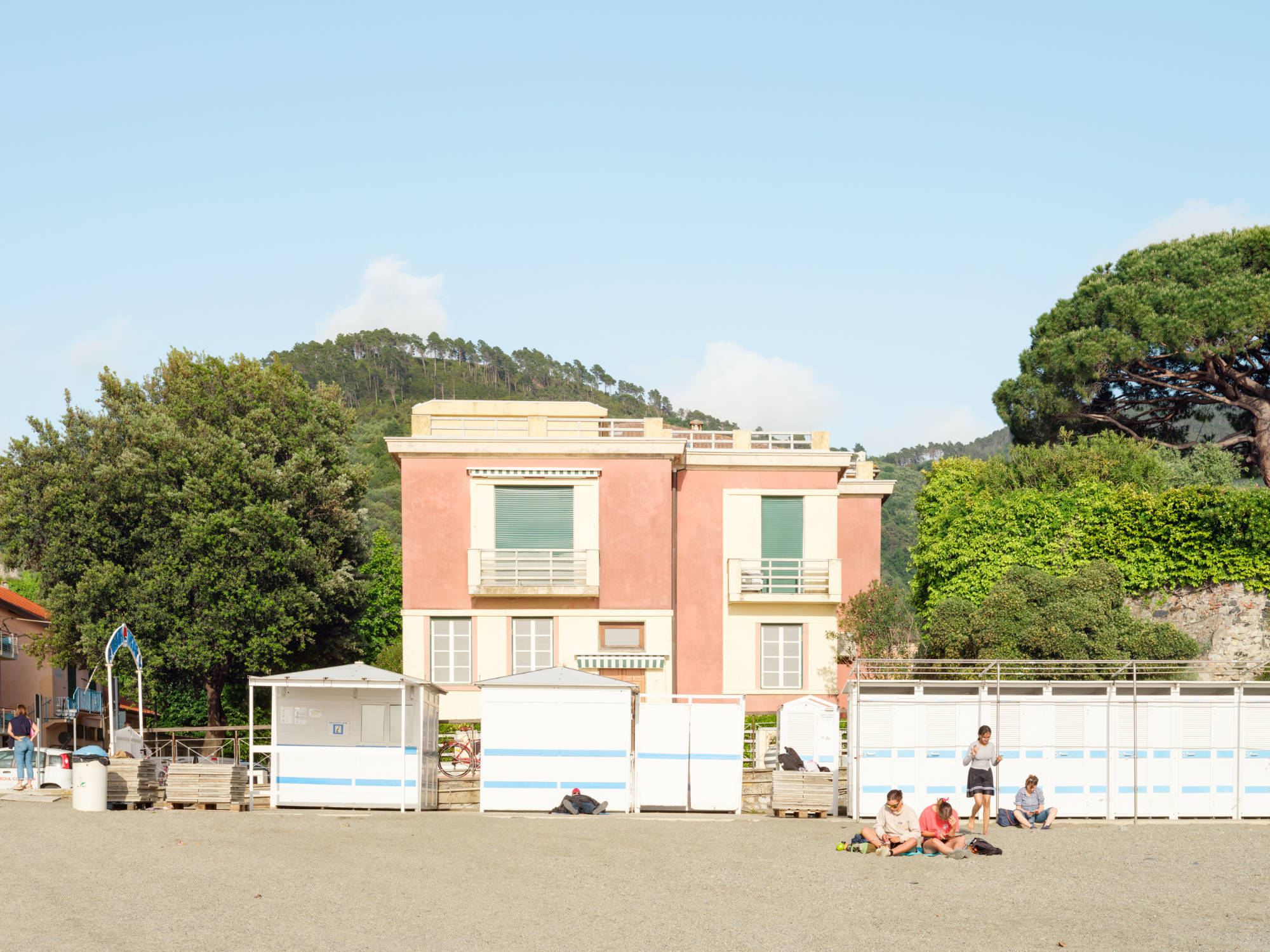 Direkt am Strand von Levanto schaffte llabb auf 100 Quadratmetern ein maßgeschneidertes Surferdomizil, in dem ein Einbaumöbel wie eine Welle den Grundriss organisiert.