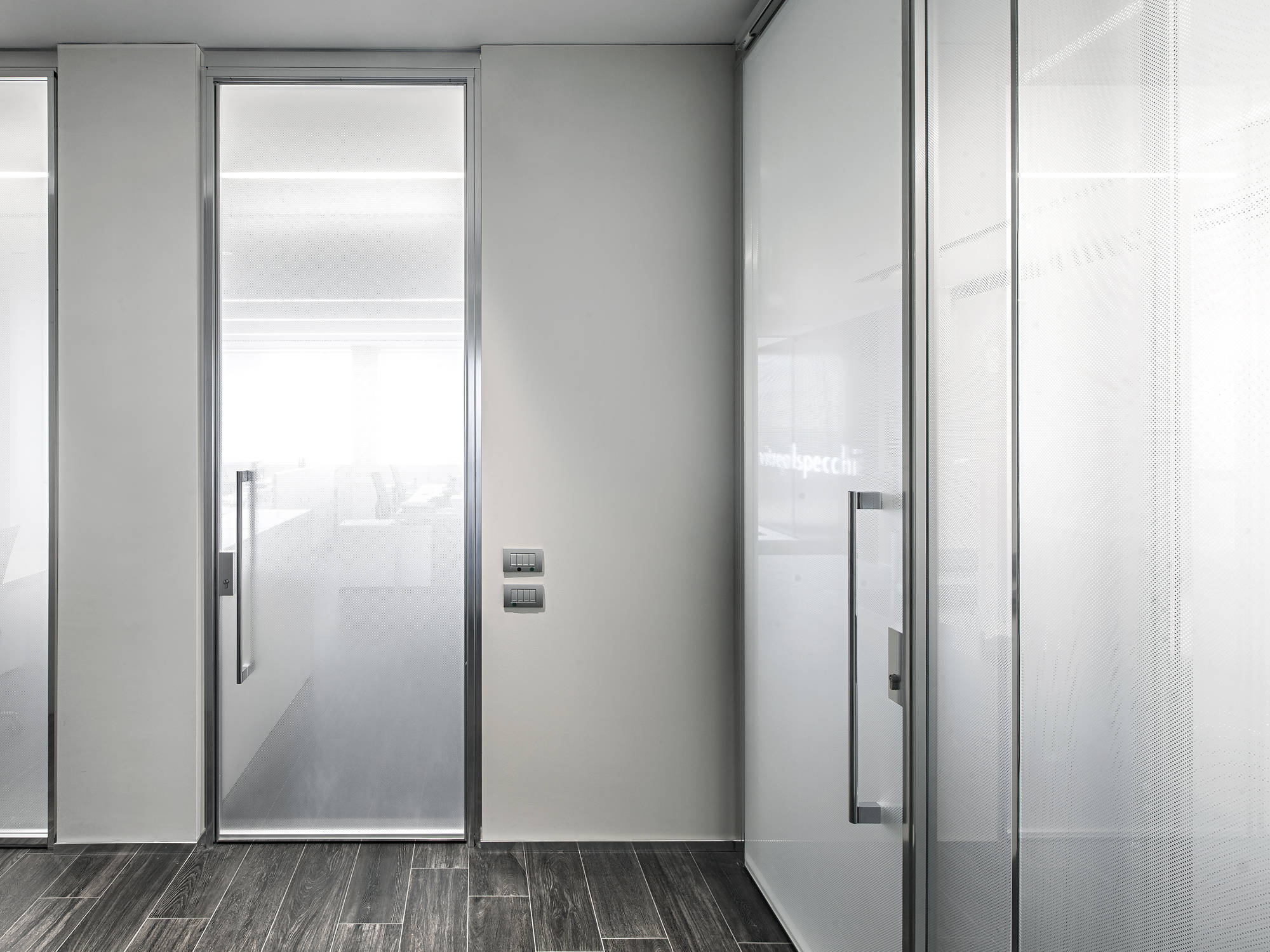 Architekt und Designer Ivo Pellegri entwickelte das Muster als fließenden Übergang, der Räume gliedert, ohne sie vollständig voneinander zu isolieren.