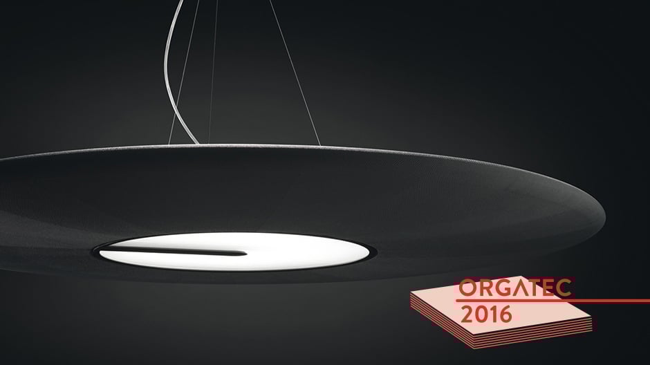 UFO trifft Akustik: Die Leuchte <i>Sonic</i> besteht aus einer leuchtenden LED-Scheibe, die durch ein umlaufendes Akustikelement in Donut-Form ergänzt werden kann. UFO trifft Akustik: Die Leuchte Sonic besteht aus einer leuchtenden LED-Scheibe, die durch ein umlaufendes Akustikelement in Donut-Form ergänzt werden kann.