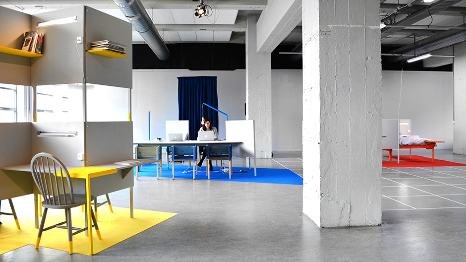 Startmoment einer Zeit- und Forschungsreise durch die Bürokultur: das gemütliche Ausgangsszenario von <i>Out of Office.</i> Startmoment einer Zeit- und Forschungsreise durch die Bürokultur: das gemütliche Ausgangsszenario von Out of Office.