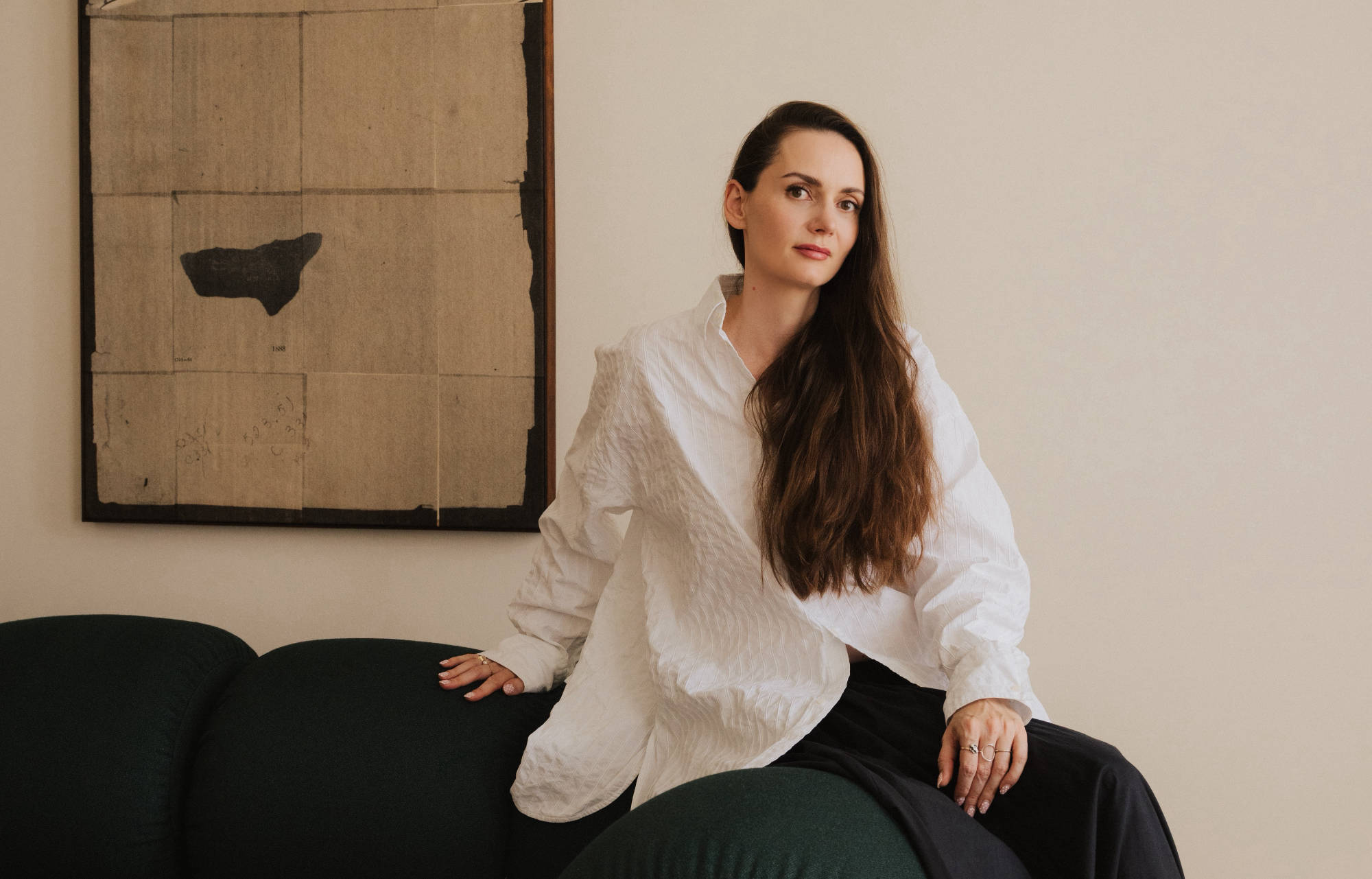 Agi Kuczynska in einem von ihr gestalteten Apartment