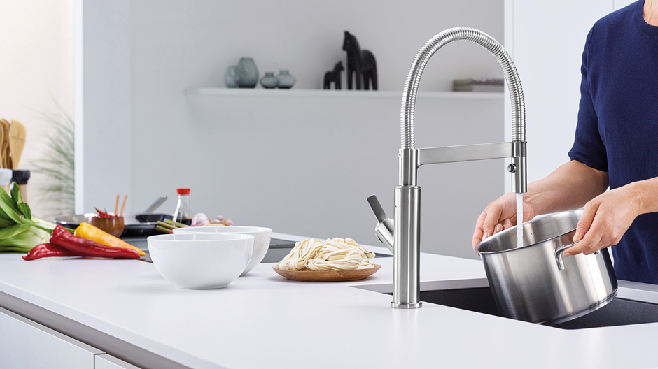 <i>Solenta-S Senso</i> ist elegant und ergonomisch geformt und verfügt über praktische Details, die sehr praktisch sind im täglichen Gebrauch. Funktionales Highlight ist die neuartige Sensortechnologie mit berührungsloser Start-Stopp-Funktion. So sind immer beide Hände frei, um beispielsweise einen Spaghetti-Topf mit Wasser zu befüllen. Solenta-S Senso ist elegant und ergonomisch geformt und verfügt über praktische Details, die sehr praktisch sind im täglichen Gebrauch. Funktionales Highlight ist die neuartige Sensortechnologie mit berührungsloser Start-Stopp-Funktion. So sind immer beide Hände frei, um beispielsweise einen Spaghetti-Topf mit Wasser zu befüllen.