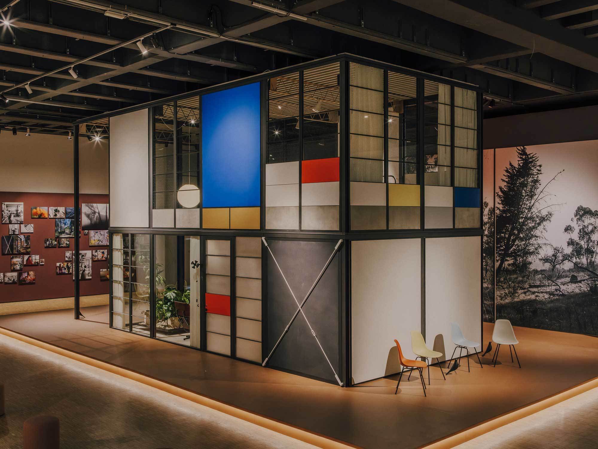 Die Ausstellung The Eames Houses in der Triennale Milano machte das Werk von Charles und Ray Eames als offenes architektonisches System erfahrbar.