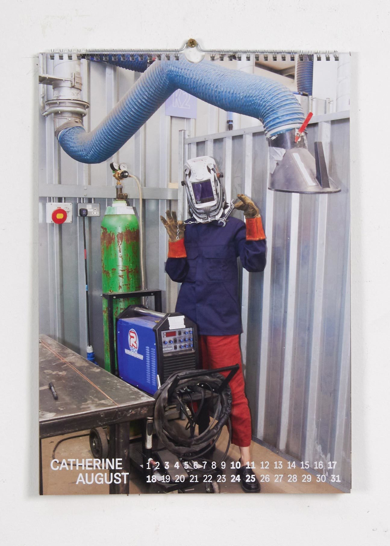 Der Kalender Welding Girls zeigt Porträts der Kursteilnehmerinnen in voller Schutzkleidung.
