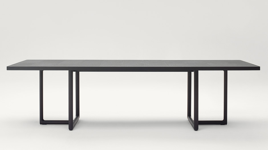 Purismus für den Garten: ein eleganter Outdoor-Tisch des belgischen Architekten Vincent van Duysen