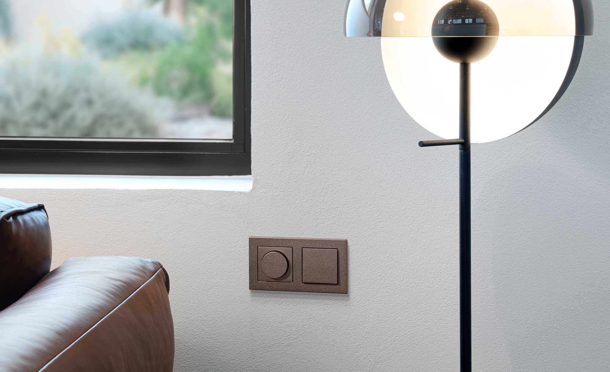 Lichtsteuerung für klassische und smarte Systeme von JUNG