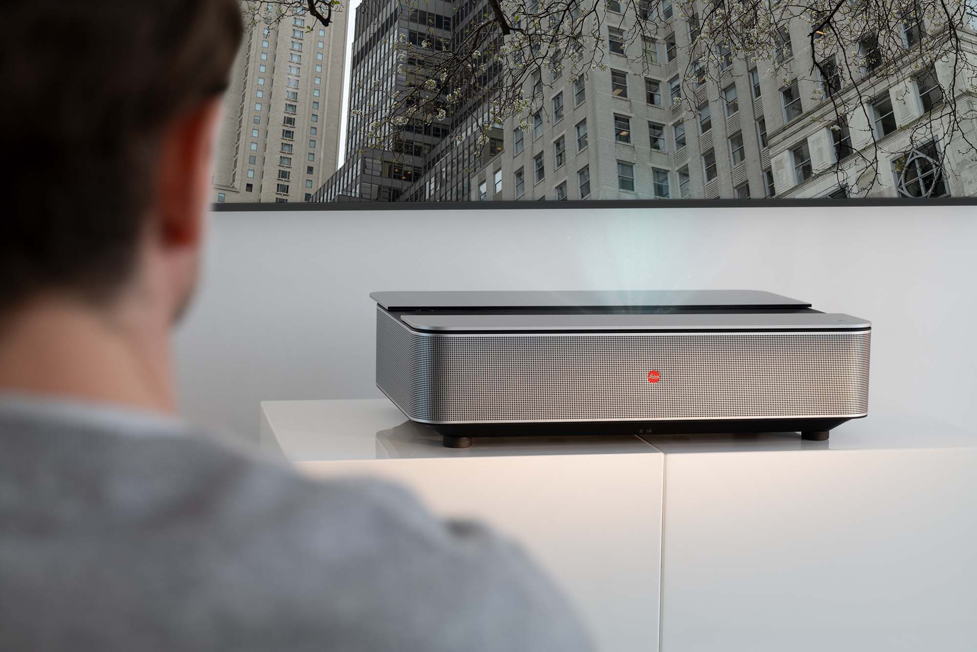 Technikwunder und Designobjekt: der erste Ultrakurzdistanzprojektor von Leica