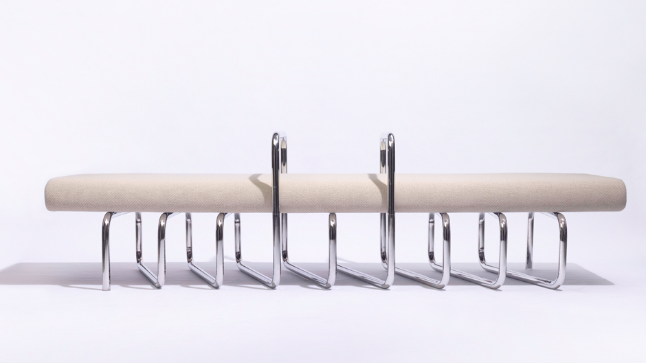 Sitz auf Feder: Für seine gepolsterte Bank macht William Sawaya verchromtes Stahlrohr zum Hauptaugenmerk