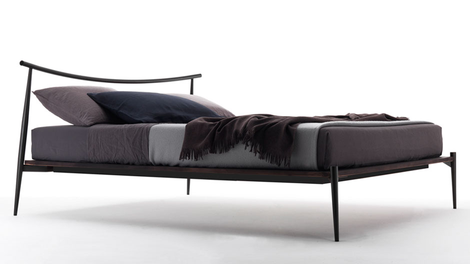 Das neue Bett von Ferruccio Laviani für Lema bringt Schwung ins Schlafzimmer.