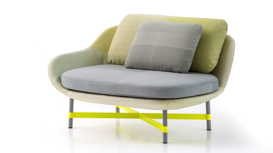 Aus der Fläche in den Raum: Ein entspanntes Polstermöbel von Scholten & Baijings