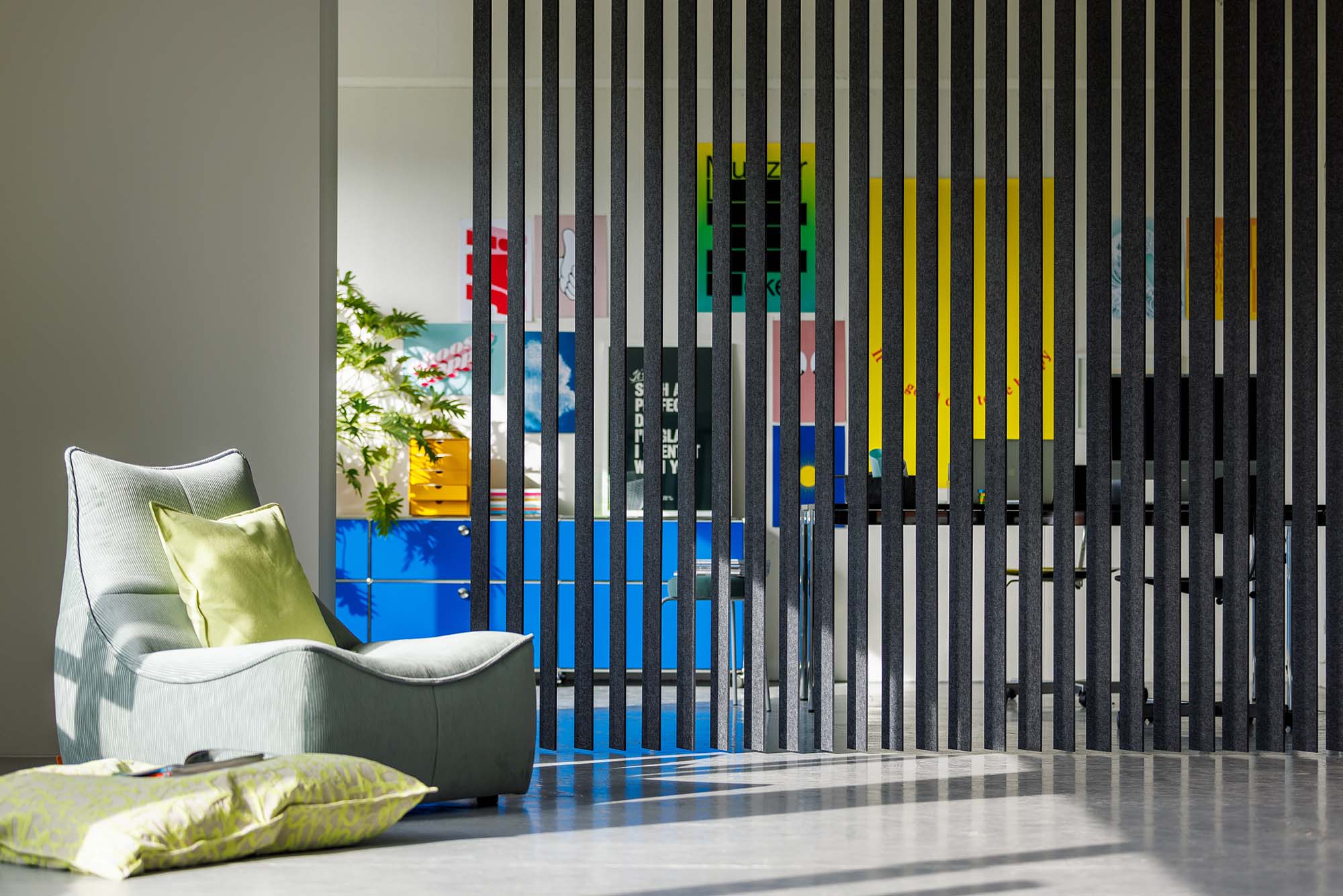 Schallabsorbierende Textillamellen von Création Baumann