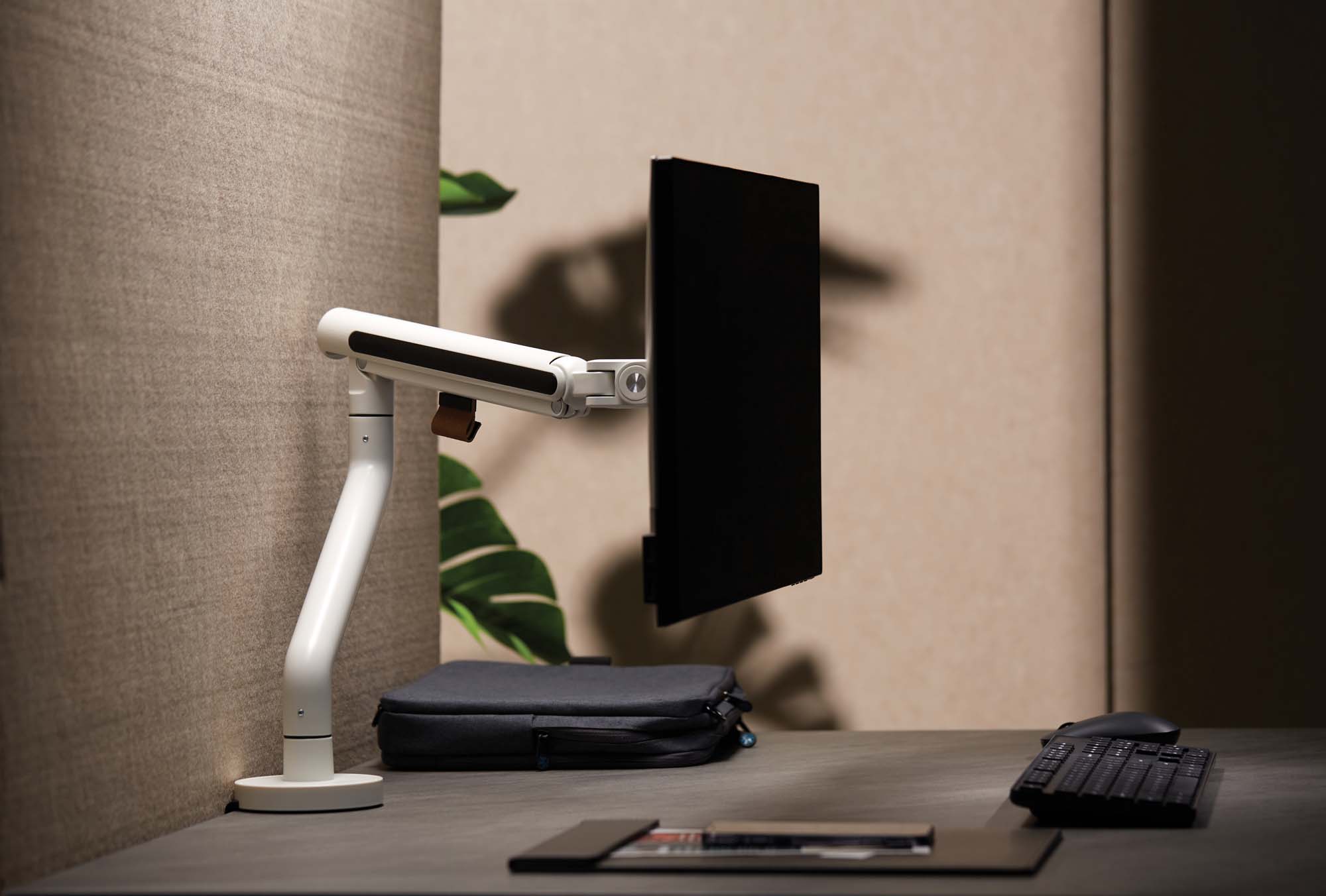 Elegante Monitorarme mit Lederdetails von Fellowes