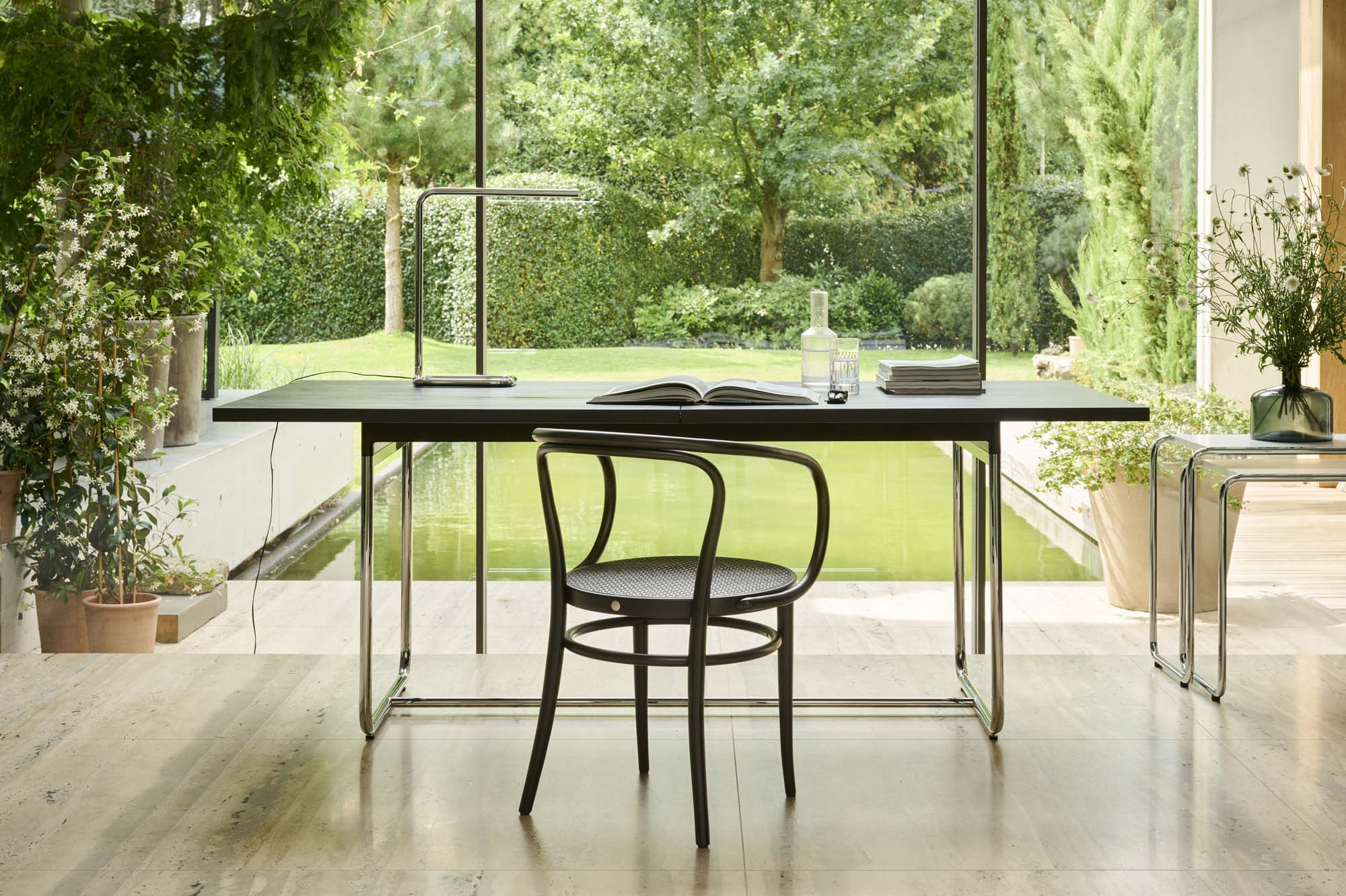 Thonet erweitert Materialrepertoire um dunkles Rohrgeflecht 