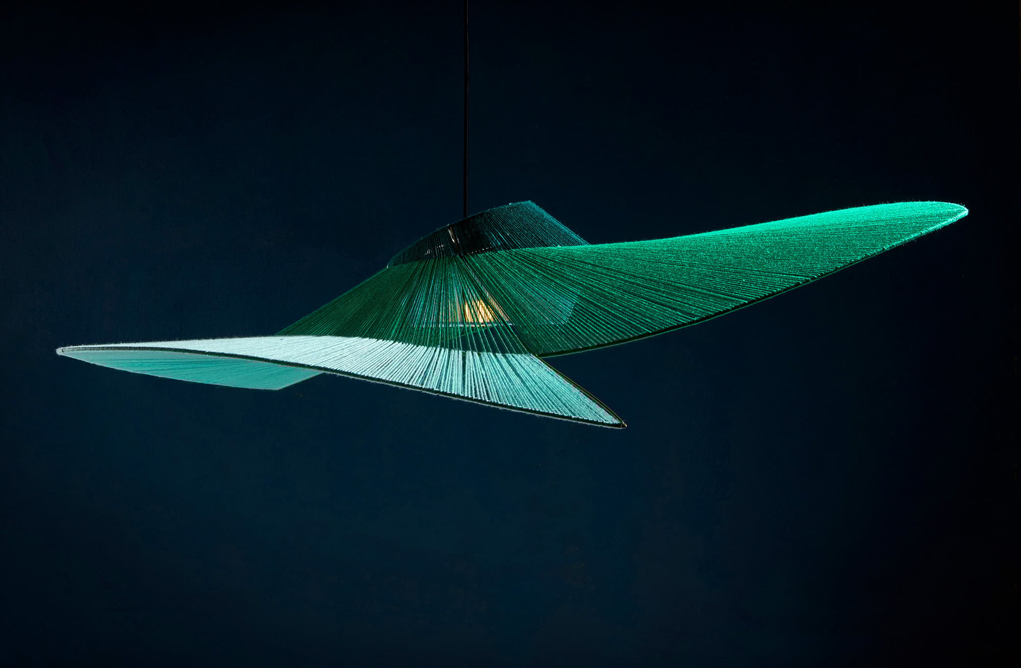 Kontrastreiche Leuchtenserie von Mae Engelgeer für ames