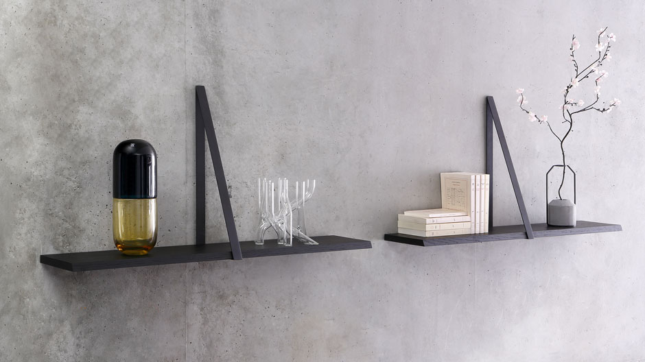 Schräge Kante: Das Wandregal des Londoner Designer Michael Anastassiades steht Kopf