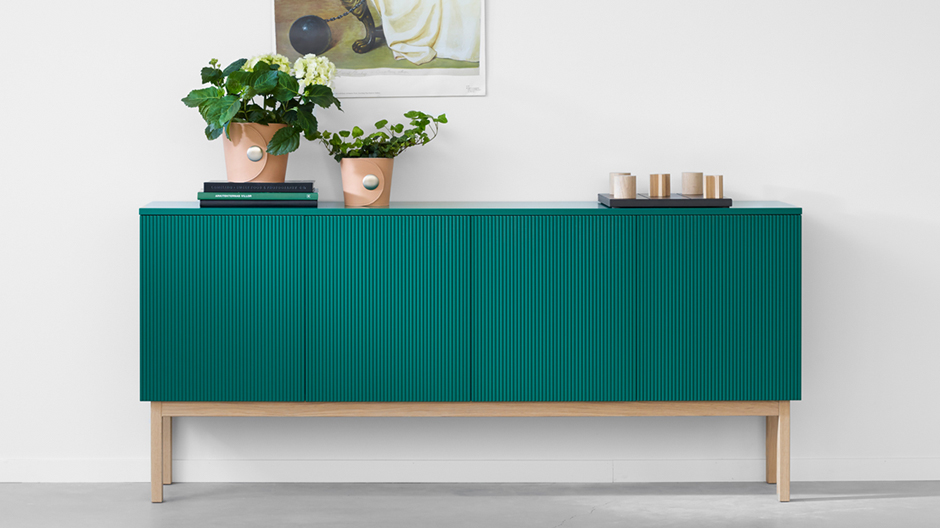 Frisch von der Stockholmer Möbelmesse: Ein Sideboard mit einer fein gefrästen Oberfläche