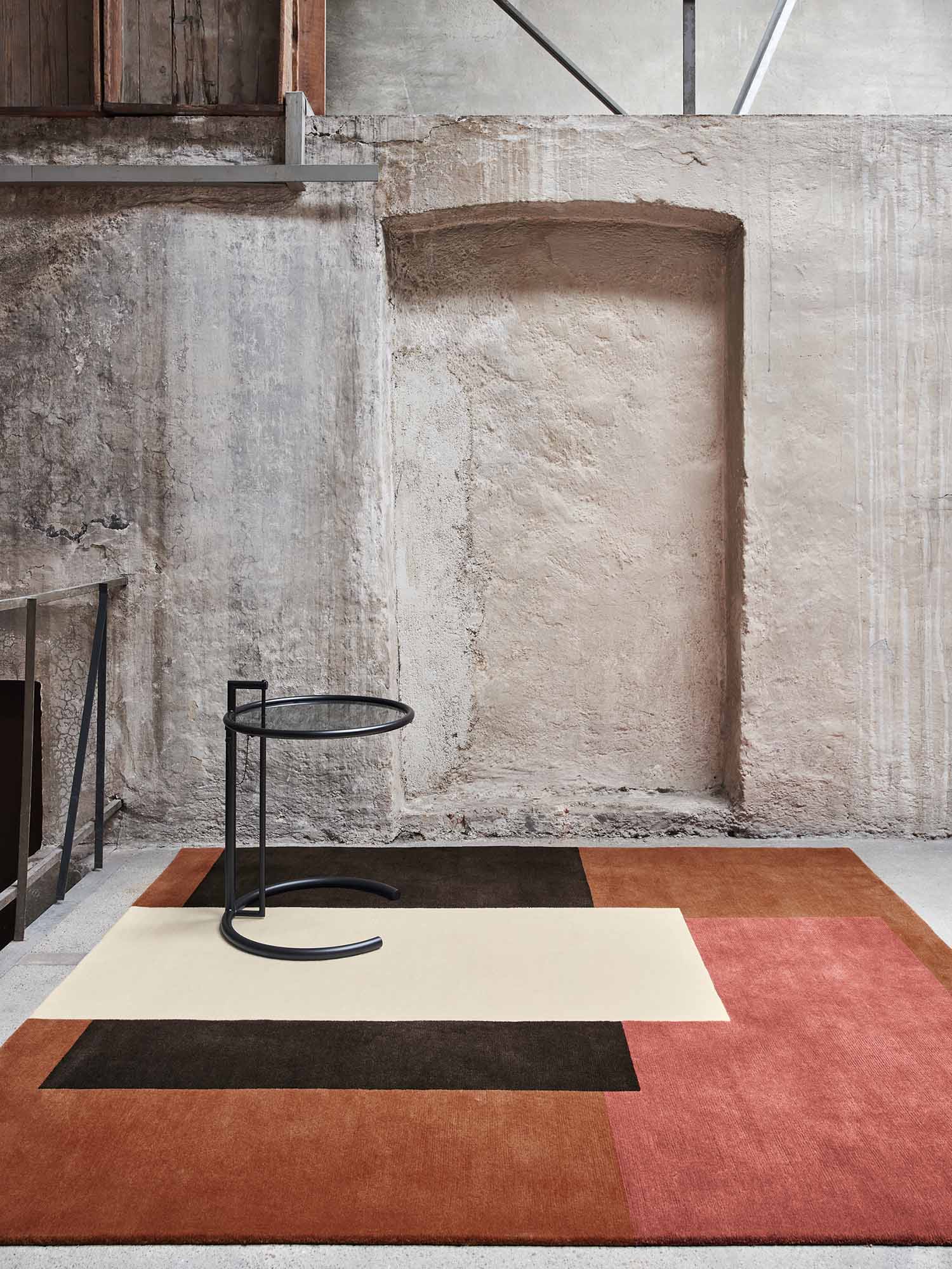 Eileen-Gray-Teppich mit abstraktem Muster von ClassiCon