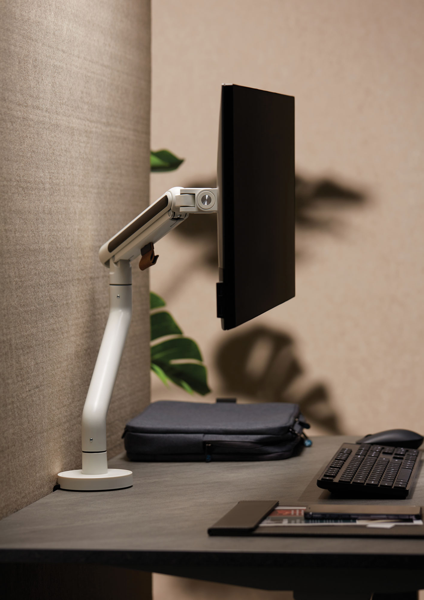 Elegante Monitorarme mit Lederdetails von Fellowes