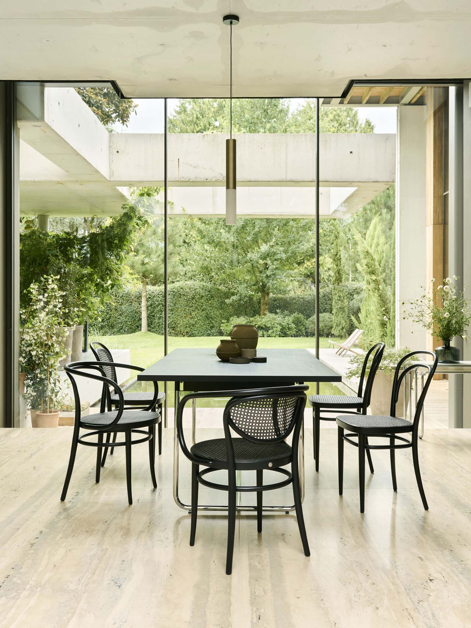 Thonet erweitert Materialrepertoire um dunkles Rohrgeflecht