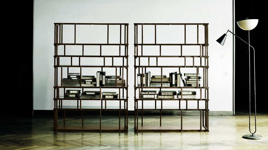 Betont die Vektoren im Raum: Nathan Yongs Regal für Living Divani