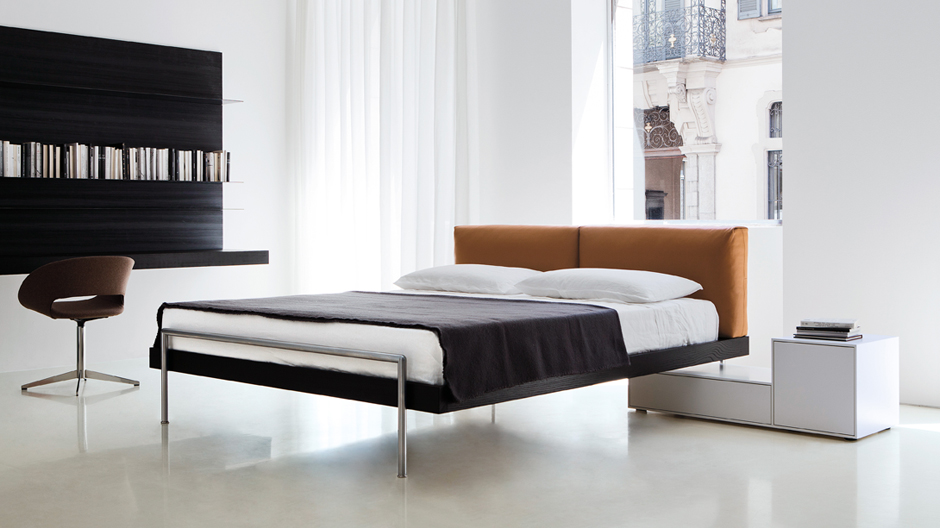 Zusammenspiel aus kubischen Volumina und schlanken Trägern: Bett von Piero Lissoni