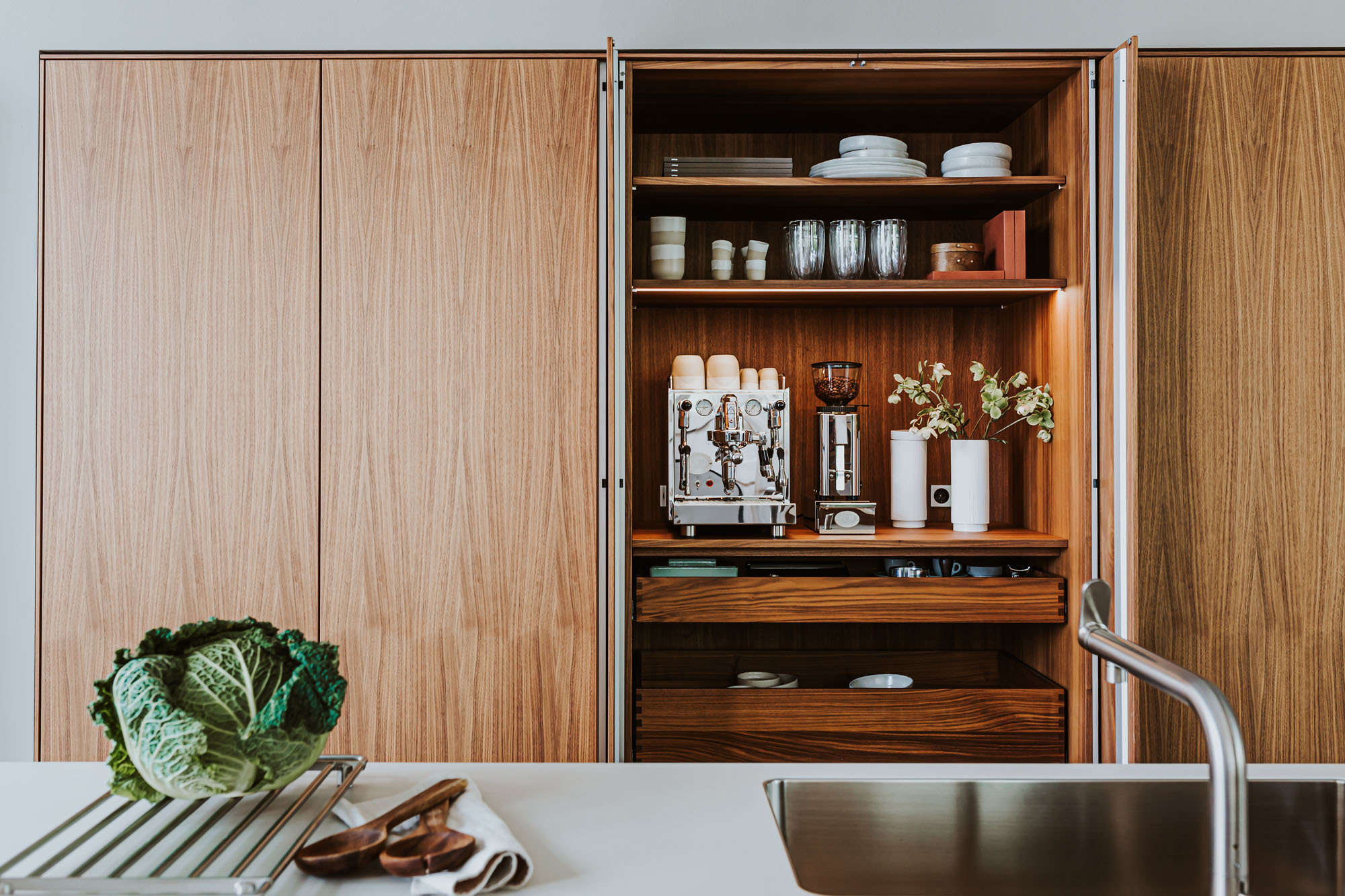 bulthaups Küchensystem in kontrastreicher Ausführung