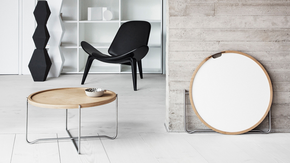 Praktische Wiederauflage: Hans J.Wegners faltbarer Tablett-Tisch CH417.