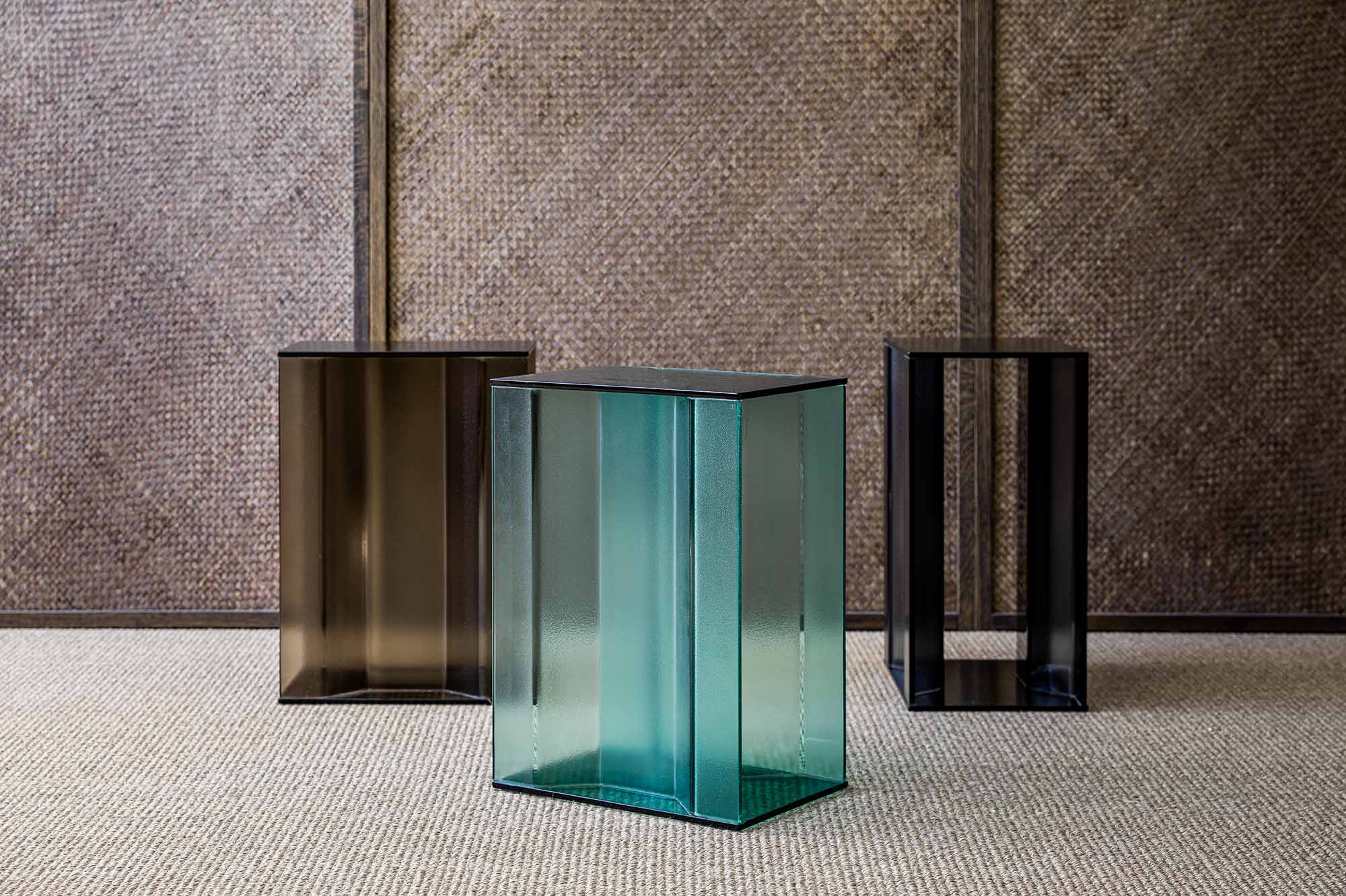 Geometrischer Beistelltisch aus Glas von Poiat