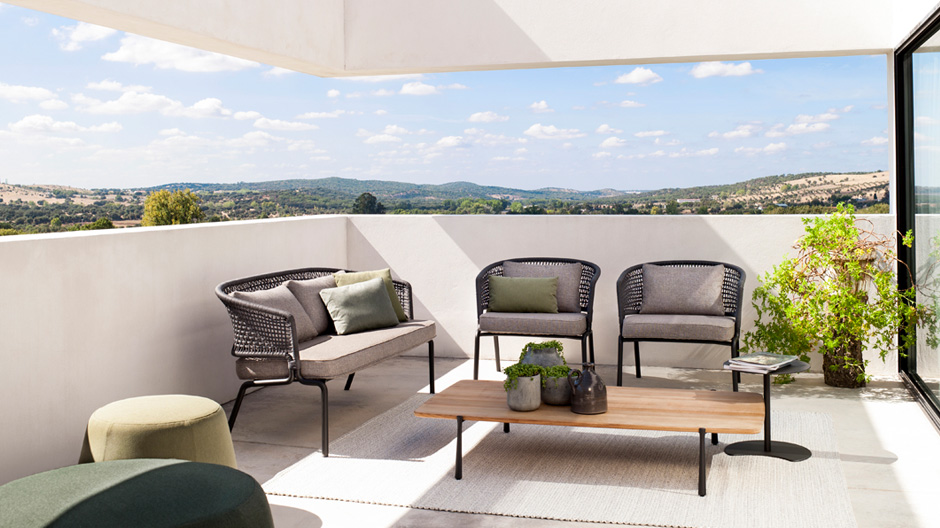 Stahl trifft Flechtwerk: Ein flexibel einsetzbarer Garten- und Terrassensessel des italienischen Designers Piergiorgio Cazzaniga