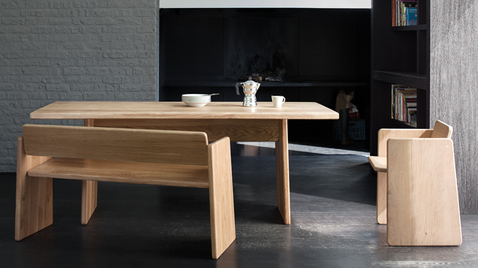 Aus dem Lot geneigt: Ein stimmiges Ensemble aus Sitzbank, Armlehnenstuhl und Tisch. 