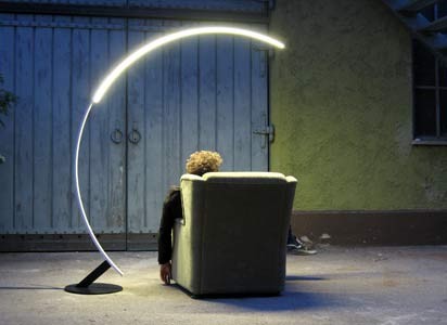 Das Münchner Designteam Hansandfranz gestaltete die große Leuchte, deren Bögen sich ineinander schieben lassen