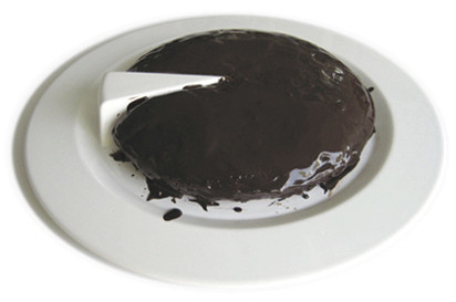 Rosa Lemos gestaltete für Bosa Ceramiche außergewöhnliche Tortenplatten, die mit Witz gute Laune machen